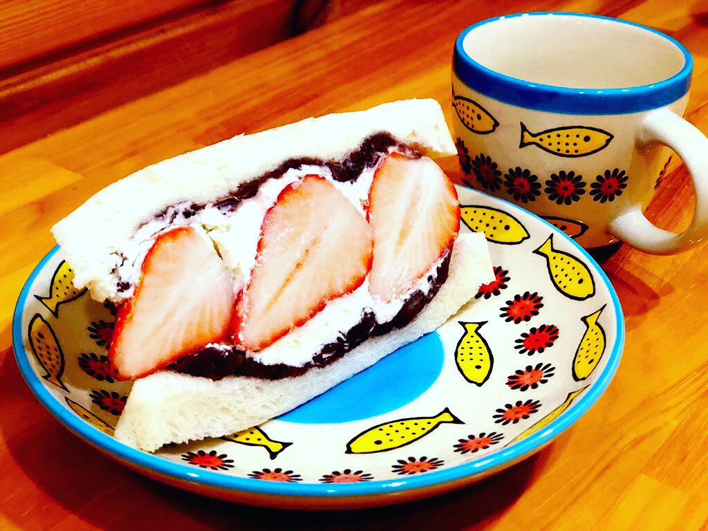 いちごとあんことホイップのサンド